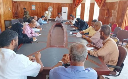 خلال ترأسه اجتماع تنفيذي المديرية.. مدير عام البريقة يشيد بجهود الجميع خلال كارثة السيول التي شهدتها المديرية