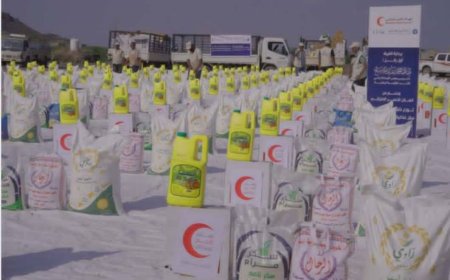 تعز.. خلية الأعمال الإنسانية تواصل توزيع المساعدات الغذائية في ريف المخا.