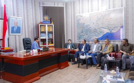 محافظ شبوة يبحث مع نائب وزير المياه والبيئة آليات تطوير خدمات المياه والصرف الصحي في المحافظة