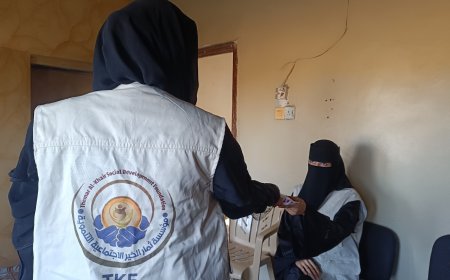 مؤسسة ثمار الخير توزع مكافأت وحوافز مالية لأعضائها المتميزين