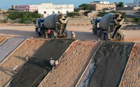 تواصل تنفيذ الحمايات الخرسانية للطريق الدائري بمدينة الغيضة تمهيدًا للسفلتة