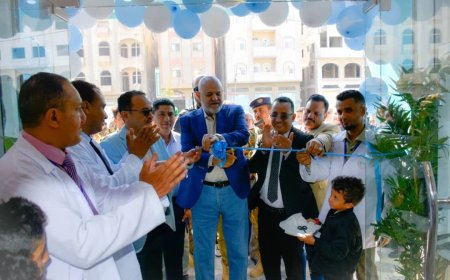 محافظ تعز يفتتح مستشفى الدكتور محمد المجاهد التخصصي في المدينة.