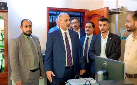 الرئيس الزُبيدي يتفقد سير العمل بالأمانة العامة لهيئة رئاسة المجلس الانتقالي الجنوبي