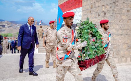 الرئيس الزُبيدي يضع إكليلا من الزهور على نصب الشهيد لبوزة ويزور منصة الشهداء في ردفان