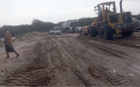 مدير عام مديرية أحور يتفقد أعمال فتح الخط في وادي أحور بعد السيول