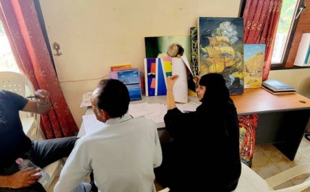 لجنة الفنون التشكيلية والابتكار يقيمون الأعمال التي ستشارك في مهرجان الطفل الموهوب