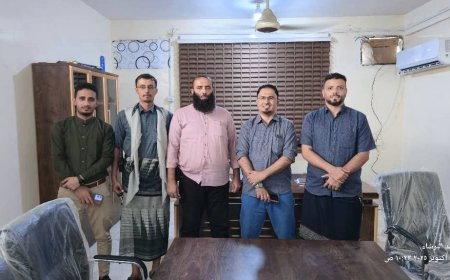 مدير أراضي أبين يستقبل فريق المبادرة الشبابية لترميم الطريق الدولي ويشيد بجهودهم في خدمة المحافظة