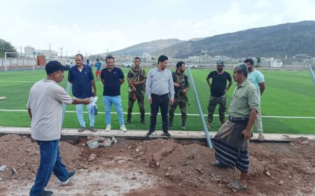 مدير عام البريقة يتفقد سير العمل في مشروع تسييج معلب نادي الجزيرة بمنطقة صلاح الدين