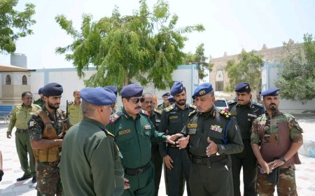 وزير الداخلية يطلع على سير العمل بفرع الهجرة والجوازات والمركز الشرطي النموذجي بالمكلا