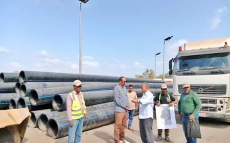 مدير مؤسسة مياه عدن يتفقد سير العمل في مشروع إعادة تأهيل خط ضخ المياه بالخط البحري