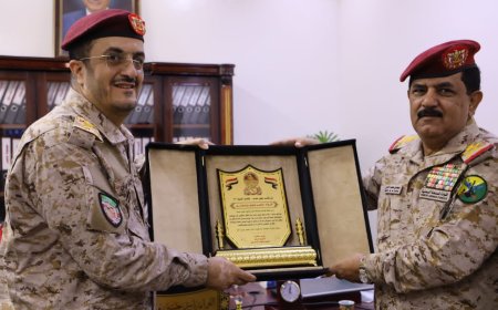 قائد محور علب يهنئ وزير الدفاع ورئيس الأركان بذكرى ثورة 14 أكتوبر المجيدة ويؤكد المضي على درب الأبطال في معركة التحرير