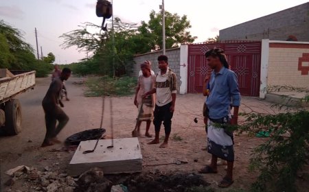 عمال الصرف الصحي بزنجبار ينفذون حملة تصفية شاملة في حارة الإنشاءات وتركيب أغطية جديدة