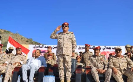 وزير الدفاع يطلع على الجاهزية القتالية والفنية لمحور أبين العملياتي