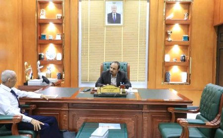 محافظ حضرموت يلتقي مدير عام دوعن ويبحث أوضاع المديرية وسبل تحسين خدمة الكهرباء