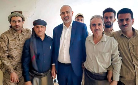 الرئيس الزُبيدي يزور القائد صلاح الشنفرة ويطمئن على صحته