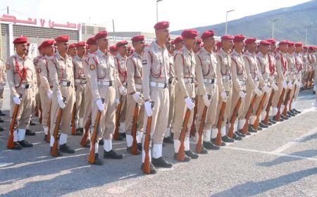 وزير الدفاع يقوم بزيارة تفقدية إلى الكلية الحربية