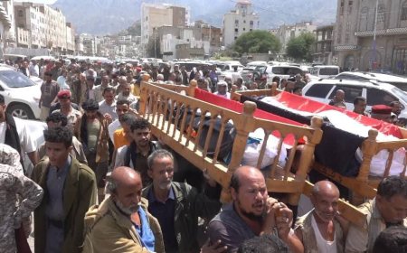 تعز.. تشييع مهيب للشهيدين الجريحين "العرز والمقطري".