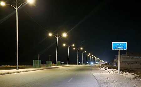مكتب الأشغال العامة والطرق بمديرية الشحر ينجز إصلاح أعطال الإنارة في المدخل الشرقي لمدينة الحامي