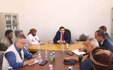 نائب وزير المياه والبيئة يلتقي مدراء فروع المؤسسة العامة للمياه والصرف الصحي في المهرة ويؤكد دعم الوزارة لتعزيز كفاءة الخدمات