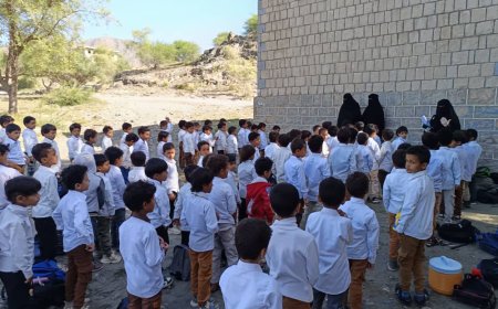 رجل خير يتكفّل بثلاث معلمات لتعليم تلاميذ الصف الأول بمدرسة يسلم حسين بمنطقة رخمة بيافع رصد.. وآخران يطبعان كتباً مدرسية دعماً للتعليم