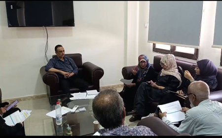 نائب مدير صحة عدن يناقش آلية تنفيذ نشاط التوعية بمكافحة الكوليرا والنظافة العامة بالمديريات الثلاث