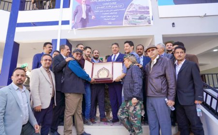 أسرة الشهيد يحيى الشوبجي تكرم الشيخ محسن القشم بدرع الوفاء تقديرًا لعطائه الإنساني ومواقفه الوطنية