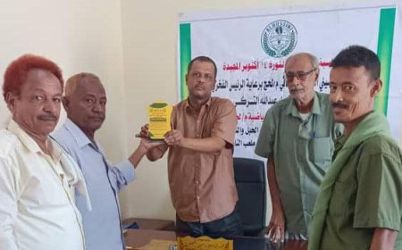 إدارة نادي الحسيني بلحج تكرم مدير مكتب الشباب والرياضة
