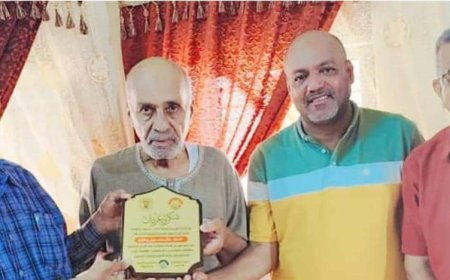 لجنة كأس حضرموت الثقافية تسلم درع التكريم للإعلامي غالب محمد بافطيم  