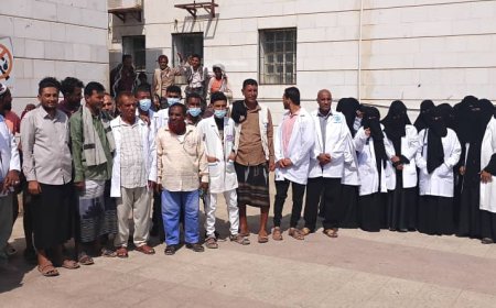 وقفة احتجاجية للكادر الطبي بمستشفى شقرة الريفي تنديدًا بحادثة اختطاف سيارة الإسعاف والاعتداء على سائقها