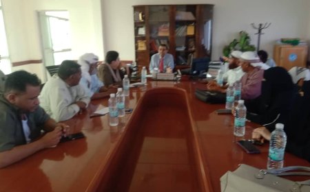 اجتماع صحي بلحج يناقش الوضع الوبائي وخطة مكافحة الكوليرا 