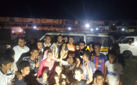 فريق الهلال الخنفري يهدي كأس بطولة الفقداء للقائد الشنيني.