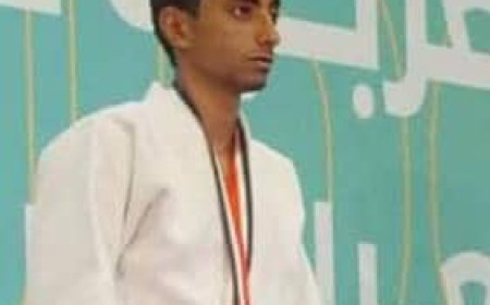 فضيل يهنئ الطالب/ يونس حسين لحصوله على الميدالية الذهبية في البطولة العربية للجودو