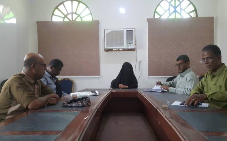 مجلس إدارة مؤسسة الأحقاف التنموية يناقش كيفية تنفيذ محاضرة كمقدمة لدورة تدريبية لطالبات السكن الجامعي لتمكين وبناء قدرات فريق العمل بالسكن