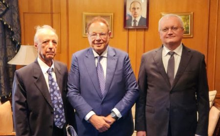 الرئيس علي ناصر محمد يلتقي السفير الروسي في القاهرة