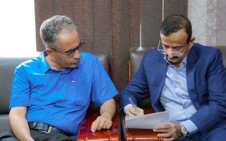 المحافظ بن الوزير يوجّه السلطة المحلية بمديرية عتق بإعلان مناقصة مشروع مدرسة لَجَب