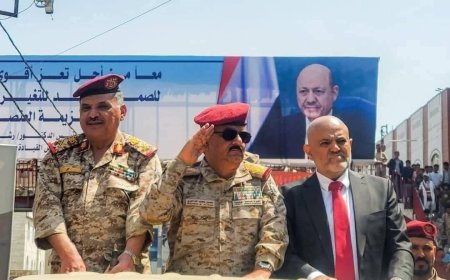 وزير الدفاع يصل محافظة تعز ويستعرض سرايا رمزية من وحدات الجيش بمحور تعز ويعقد اجتماعاً باللجنة الأمنية
