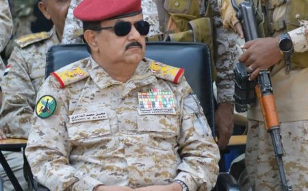 وزير الدفاع يشهد عرضاً رمزياً لوحدات الجيش والأمن بمحافظة تعز بحضور قيادة السلطة المحلية والعسكرية والأمنية