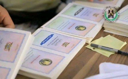 قوات الحزام الامني تضبط أوراقًا ثبوتية غير قانونية قادمة من مناطق الحوثيين