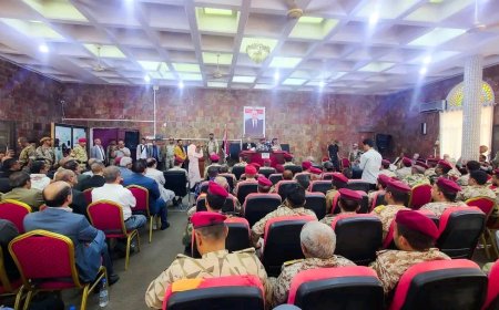 وزير الدفاع ومحافظ تعز يعقدان اجتماعاً موسعاً بالسلطة المحلية والقيادات العسكرية والأمنية