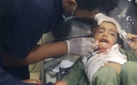 مدير عام مستشفى كرى العام يطمئن على صحة الطفلة الناجية من حادث السير المروّع الذي أودى بحياة 14 راكباً