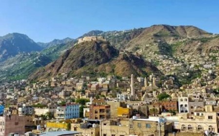 تعز.عصابة مسلحة تتهجم على مدرسة مصعب بن عمير وتصيب عدداً من الطلاب.