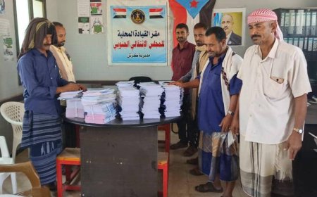 انتقالي كرش يسلم مدارس المديرية عدداً من الكتب المدرسية دعماً للتعليم