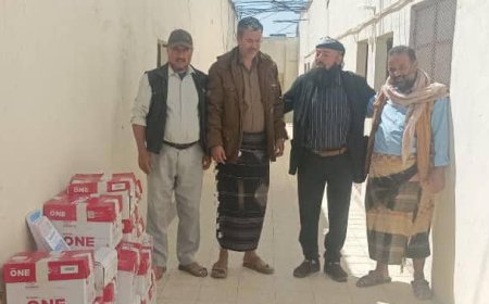 انتقالي يافع لبعوس يسلم إدارة مكتب التربية والتعليم بالمديرية كتب مدرسية دعماً للتعليم