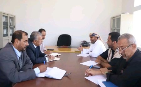 فريق التوجيه والرقابة الرئاسي يلتقي مدير فرع المؤسسة العامة للمياه والصرف الصحي بمحافظة المهرة