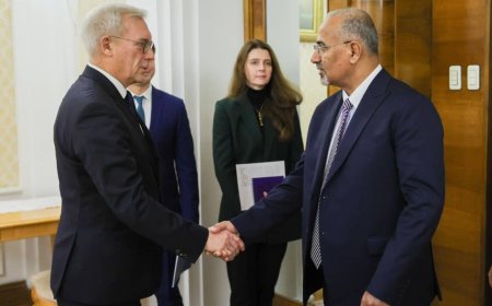 الرئيس الزُبيدي يصل موسكو ويلتقي وزير خارجية روسيا الاتحادية