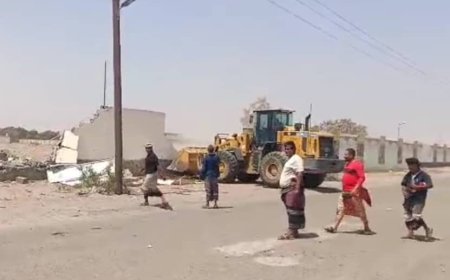 بتوجيهات محافظ عدن.. وحدة حماية الأراضي توفر الحماية الأمنية لفتح طريق شارع الأربعين بجعولة دار سعد