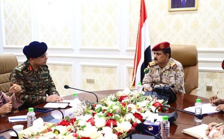 وزير الدفاع يبحث مع الملحق العسكري الهندي تعزيز التعاون المشترك