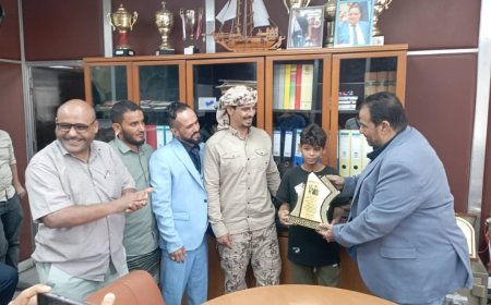 شركة النفط اليمنية – فرع عدن تكرم الفارس الجنوبي صالح الجمهوري بدرع تقديري