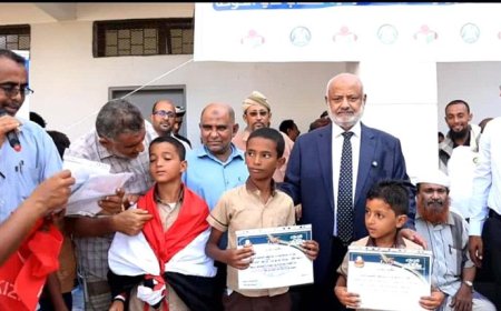 محافظ الحديدة يدشن توزيع الزي والحقيبة المدرسية في الخوخة