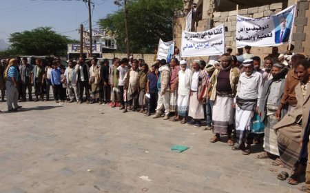 وقفة احتجاجية في قعطبة تنديدًا بتهميش الكوادر وتأييدًا لتكليف المهندس الهدالي